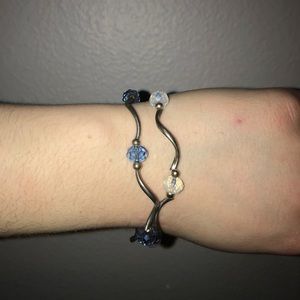 6 bracelets in great condition. Never worn.